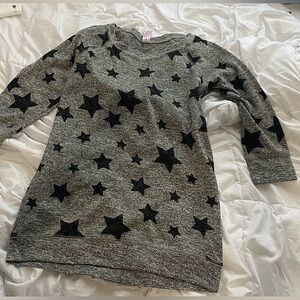 NO BOUNDARIES Gray Knitted Sweater with Star Pattern.